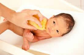 Kupanje-bebe-spuzvicom