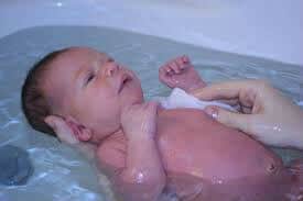 Prvo-kupanje-bebe