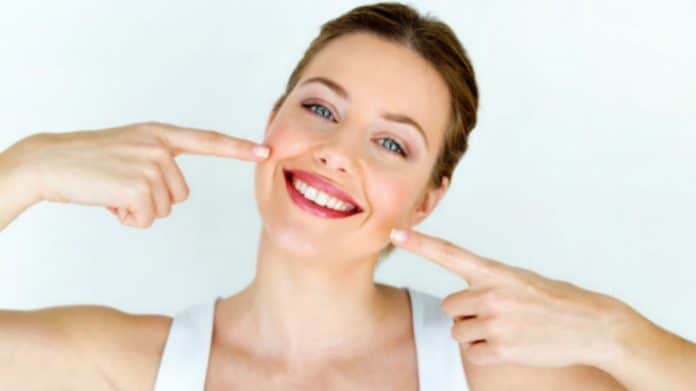 Kako se riješiti bijelih mrlja na zubima?
