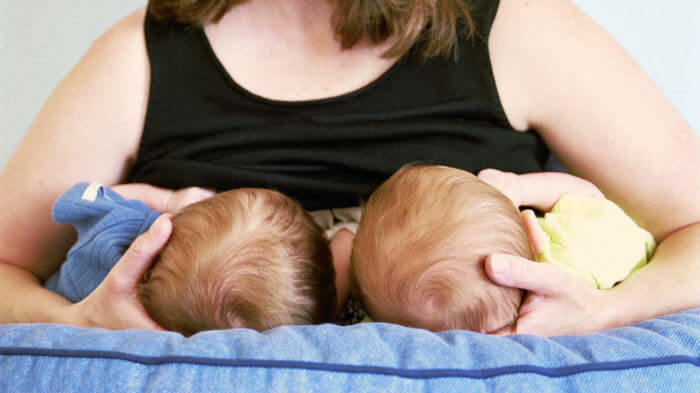 Dojenje blizanaca