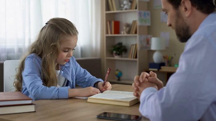 Trebaju li roditelji pomagati u pisanju zadaća?