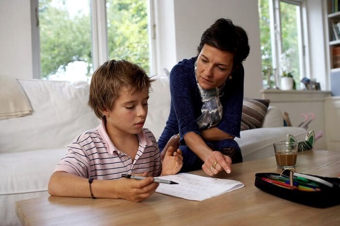 Trebaju li roditelji pomagati u pisanju zadaća?