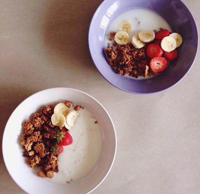 Domaća granola s jogurtom i voćem