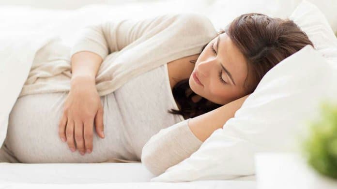 Spavanje u trudnoći - koji položaj je najsigurniji za majku i bebu?