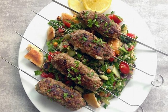 Namirnice bogate željezom - Ćevapi s Tabbouleh salatom