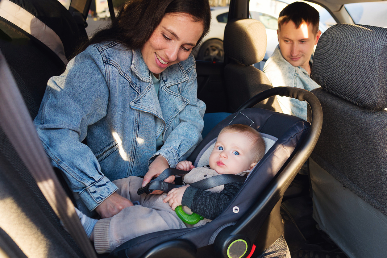 Putovanje s dojenčadi: savjeti za postavljanje i korištenje autosjedalice bez stresa