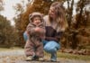 Kako odjenuti bebu za jesensku šetnju? Praktični vodič za roditelje Mama s djetetom odjevenim u mekani kombinezom