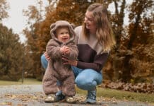 Kako odjenuti bebu za jesensku šetnju? Praktični vodič za roditelje Mama s djetetom odjevenim u mekani kombinezom